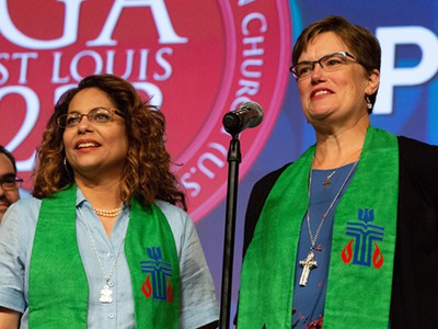 Vilmarie Cintrón Olivieri (a la izquierda) y Cindy Kohlmann (a la derecha), comoderadoras de la 223a Asamblea General (2018).