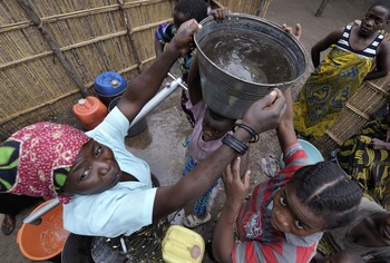 Malawi women water
