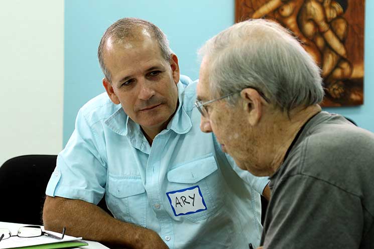 Ary Fernández talks with David Cassie at a morning gathering
