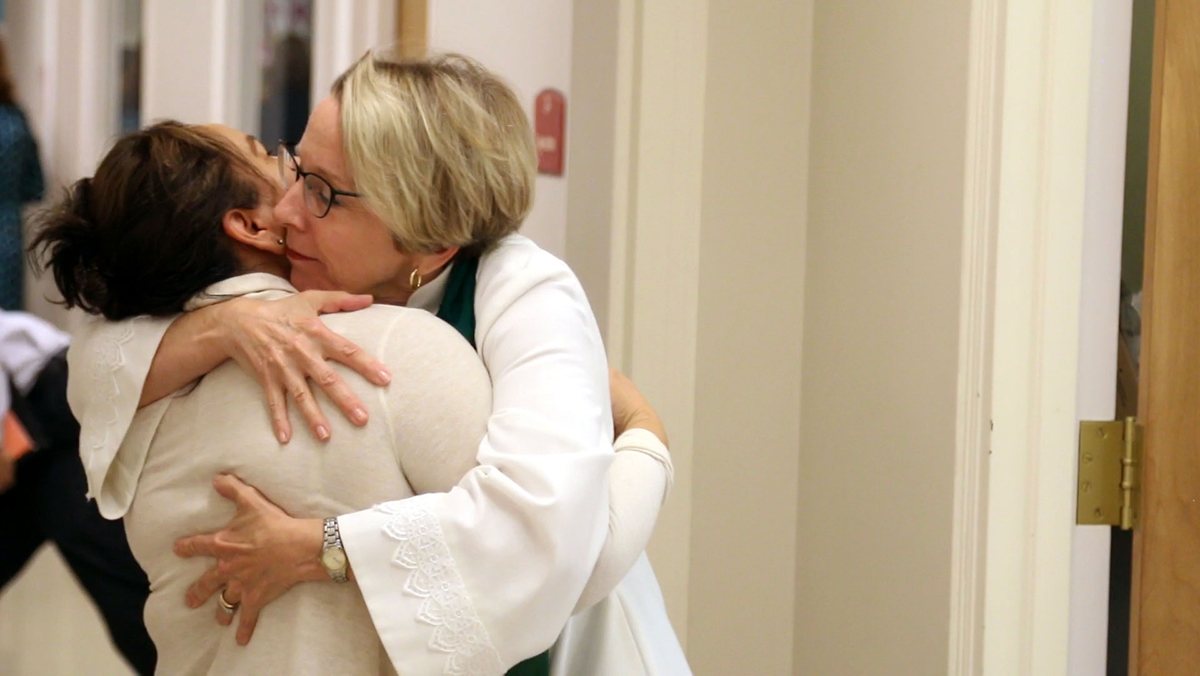 Pastora asociada de la iglesia Rvda. Lois Annich y Leonor García se abrazan antes del servicio del domingo - Randy Hobson