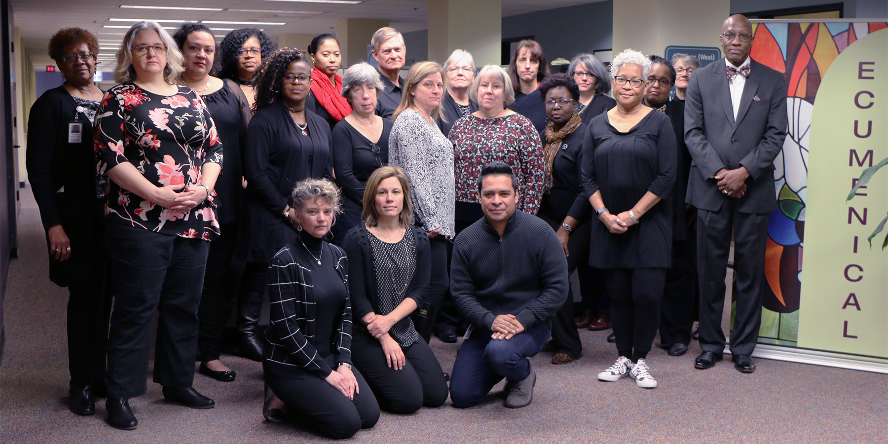 El personal de la Oficina de la Asamblea General se viste de negro para conmemorar la Campaña “Jueves de negro” para crear conciencia sobre el abuso de las mujeres. Foto por Randy Hobson.