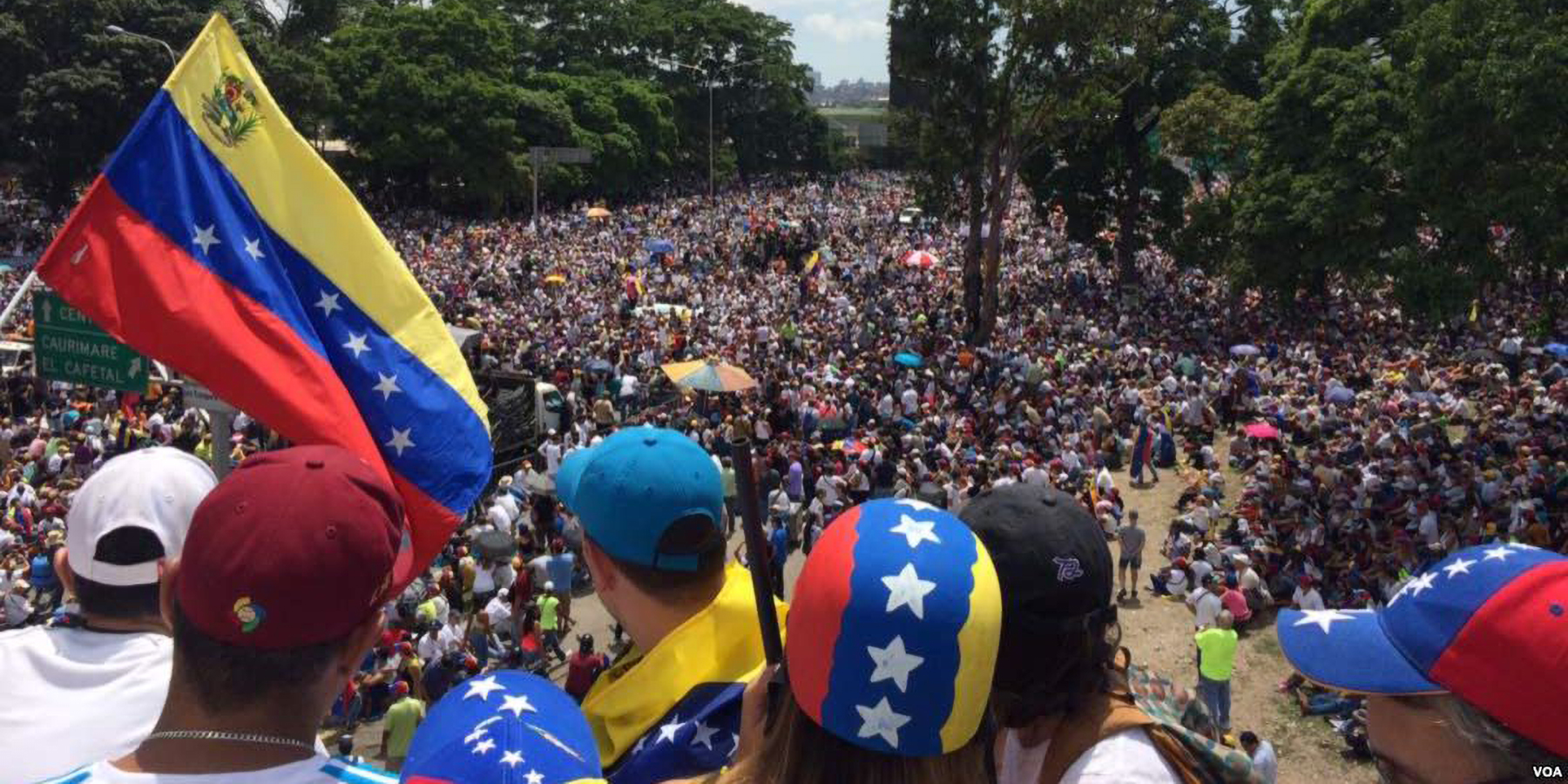 2017년 5월 20일에 행진하는 수백만 명의 베네수엘라 사람들 – 미국의 소리