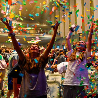 트라이에니엄의 찬양자들이 2019년 행사 기간 토요일 예배를 마치고 색종이 샤워 세레모니 가운데 축하하고 있다. (사진: 리치 코플리)