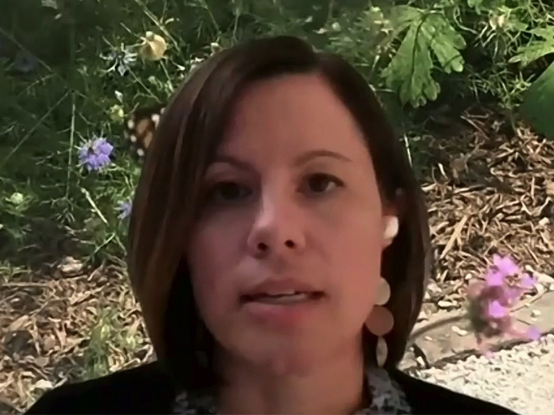 Amanda Craft, una secretaria asistente que se desempeña como gerente de defensa en la Oficina de Asuntos de Inmigración. (captura de pantalla
