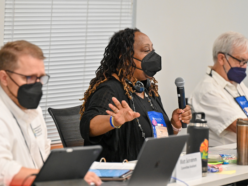 La Vice-moderadora del Comité de Salud, Seguridad y Beneficios, Doris Evans, dirige la sesión del comité el 23 de junio del 2022 durante la 225ª Asamblea General en Louisville, Kentucky. (Foto por Rich Copley)